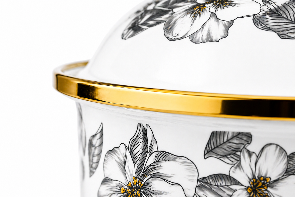 Cratiță emailată premium cu capac, model floral elegant, mâner auriu, 1.8L
